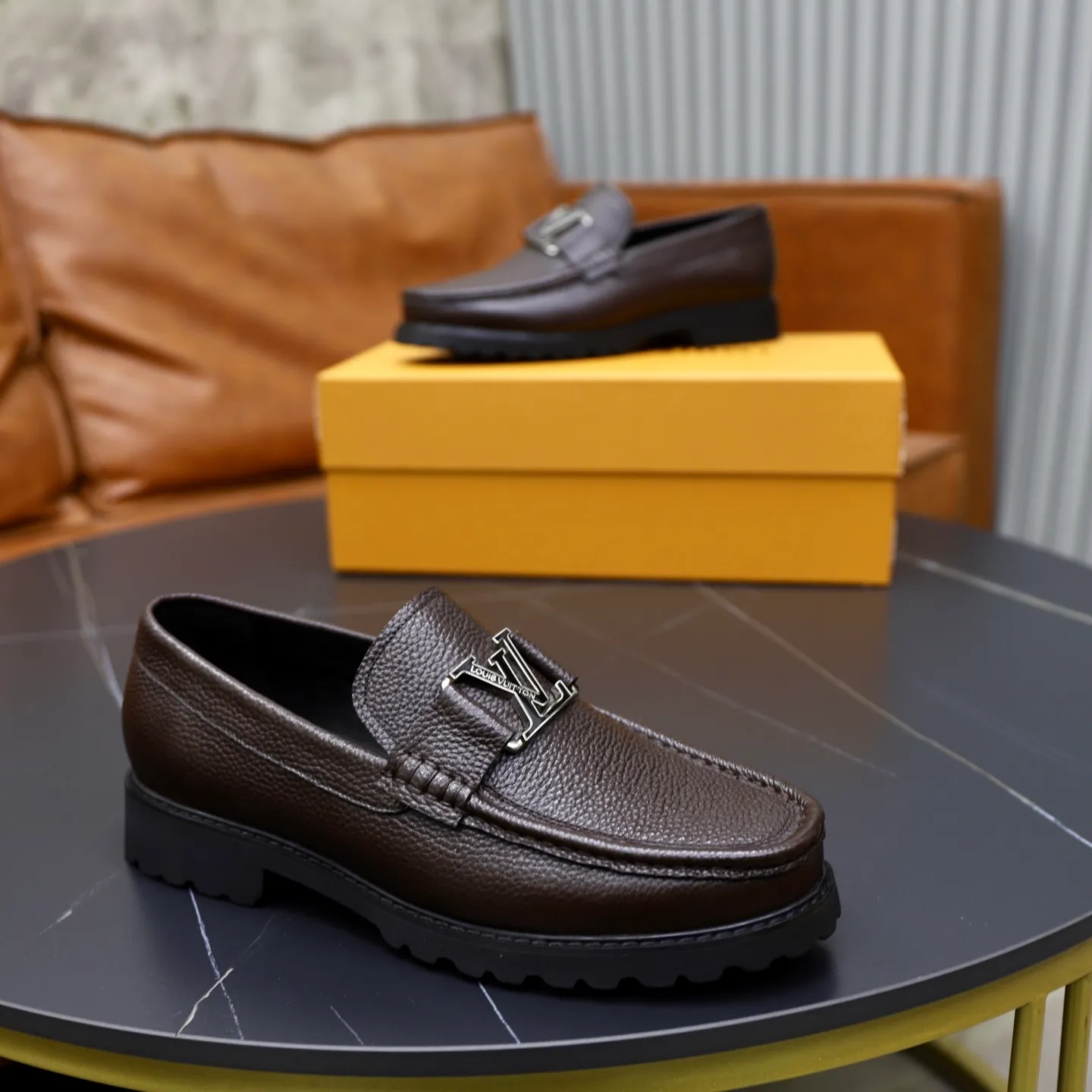Ex-factory price: 600💰Louis Vuitton LV men's classic Oxford shoes, men's business formal boutique leather shoes, classic style, almond kernel exquisite toe, ultimate art, the whole shoe is made of imported cow leather (open edge beads), carefully selected, fine pores, excellent gloss, soft texture, strong toughness, durable and not easy to deform, apricot fetal cowhide leather lining, soft and comfortable, sweat-absorbent and breathable. Foam outsole, original box and dust bag packaging! Size: 38–44 (45/46 customized)